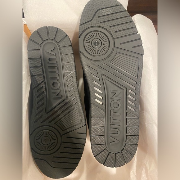 LV TRAINER SNEAKER. LV SIZE 7, US SIZE 8 - Picture 4 of 4